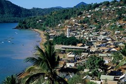 Archipel-des-Comores;-Baie;-France;-Habitat;-Kaleidos;-Kaleidos-images;-La-parole-à-limage;-Laurent-Abad;-Mayotte;-Minaret;-Mosquée;-Océan-Indien;-Pirogues;-Stories-Pictures;-Toits-de-tôle;-Village;-Vue-plongeante